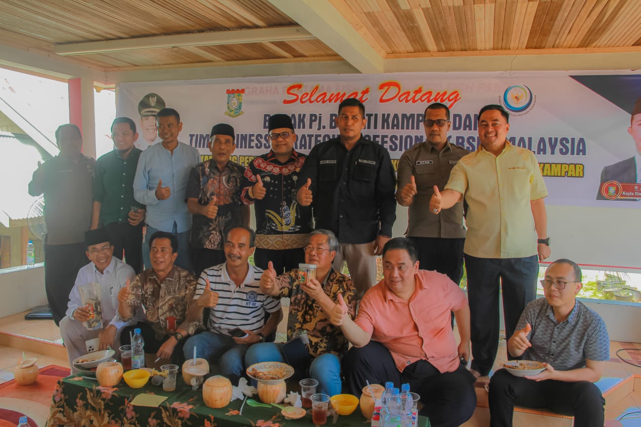 Tim Business Strategy Profesional (BSP) Malaysia tinjau produk olahan Ikan Patin Desa Koto Mesjid
